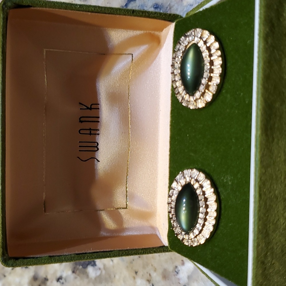Vintage Swank Gold w Green Faux Gemstone Cufflinks in Original Green Velvet Box - Picture 2 of 7
